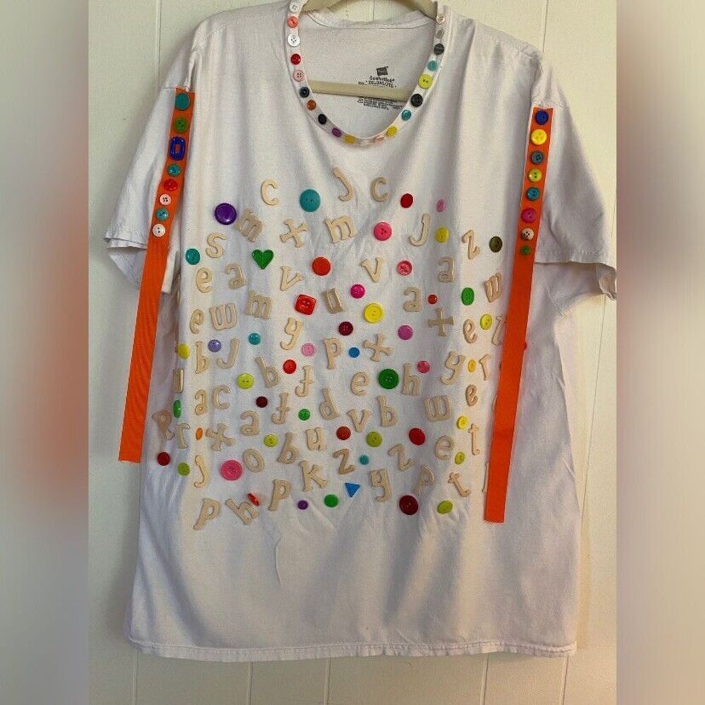 Hanes T Shirt Women’s 2XL Letters Buttons Ribbons Teacher Artwear Kindergarten